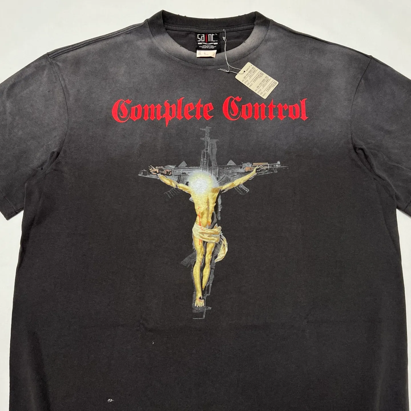 SAINT Mxxxxxx × Kosuke Kawamura KK_SS TEE/COMPLETE CONTRL/BLK KK joint model Jesus AK submachine gun cross printed TEE Washed black S-XL KK joint model's creative Jesus cross has never disappointed. Faded and washed with sulfur dye to make it distressed. Hole treatment. Printing is repeatedly revised and sketched. Extremely restored ZP. Cylindrical side seam high weight fabric. Stiff and comfortable. Correct accessories. Customized co-branded wash mark/little angel mark, top purchasing agent level